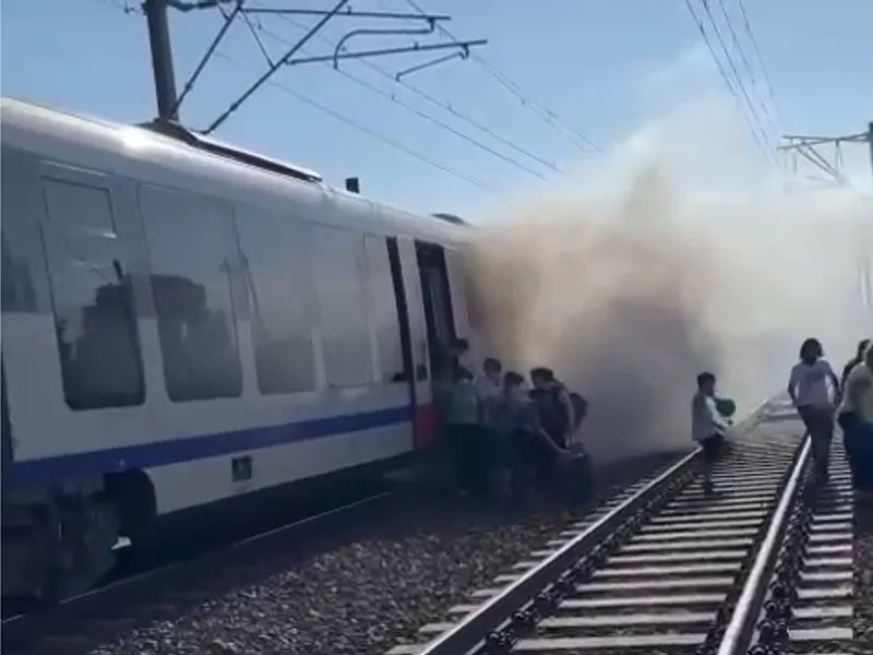 Un tren Săgeata Albastră cu 90 de oameni aflați în interior a luat foc în mers - incendiu-1751267366.jpg