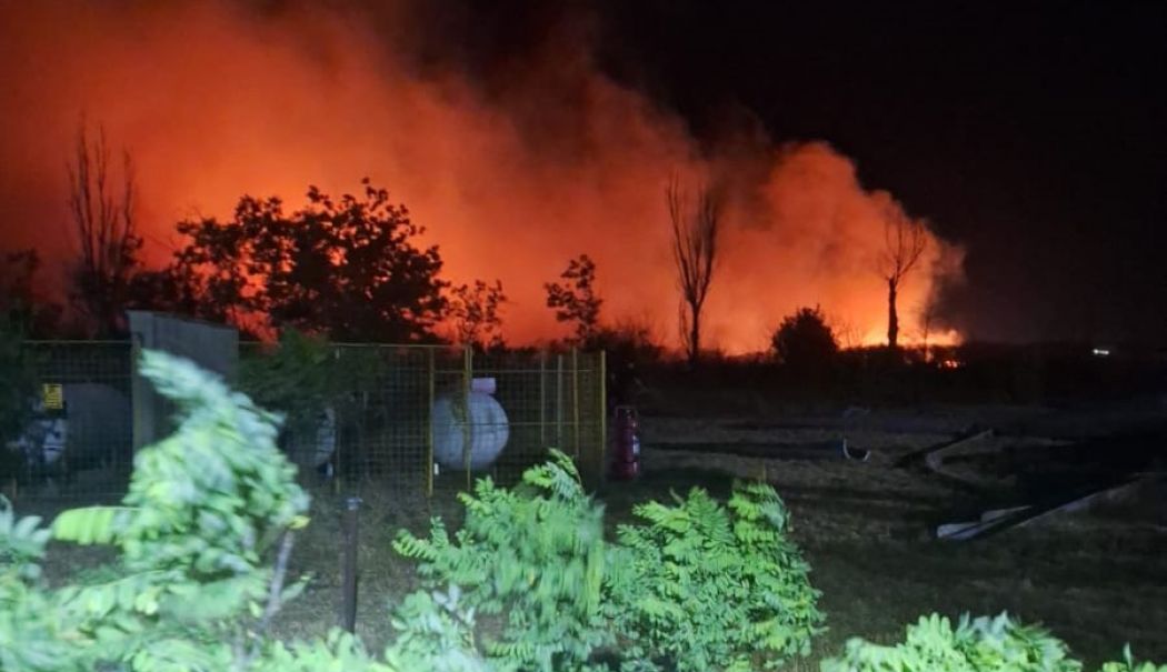 Zeci de bătrâni, evacuaţi dintr-un azil din Poarta Albă, în urma unui incendiu de vegetaţie uscată - incendiu-1752125973.jpg