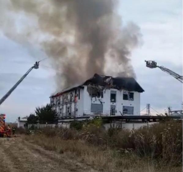 UPDATE Incendiu la un hotel. Două lucrătoare din Nepal găsite carbonizate - incendiu-1759126186.jpg
