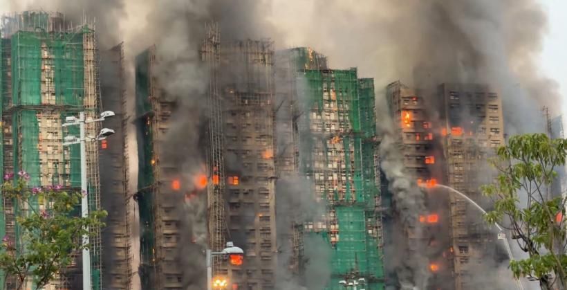 Incendiu devastator într-un complex rezidențial din Hong Kong. Patru morți și oameni rămași captivi