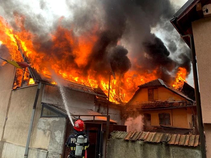 Dezastru în prag de Crăciun. O femeie a murit, după ce a adormit cu ţigara aprinsă - incendiu-1766495735.webp