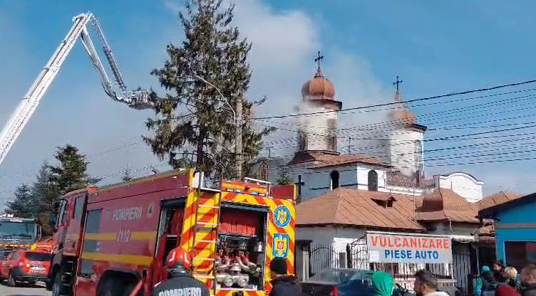 Incendiu puternic la o biserică monument istoric. 150 de persoane s-au autoevacuat - incendiu-1773565346.webp
