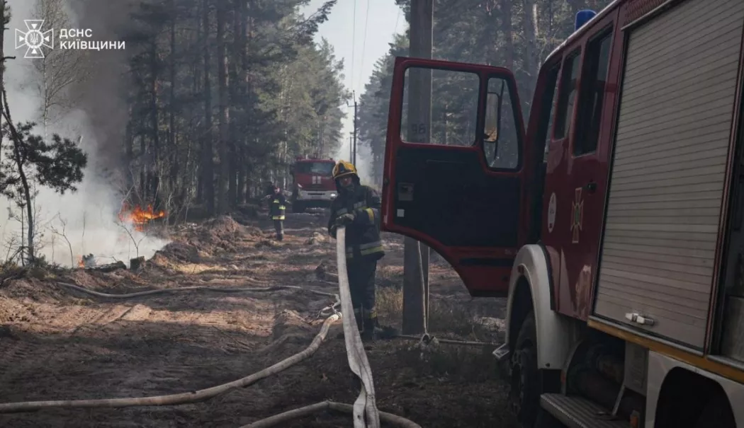 Alertă la Cernobîl! 1.100 de hectare de pădure ard după prăbușirea unei drone - incendiu-1778246564.webp