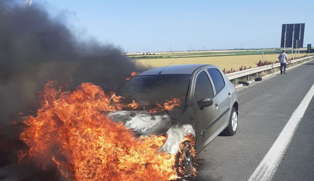 Un autoturism a luat foc pe autostrada A4. Persoanele din mașină au reușit să se salveze - incendiu-a4-1717604764.jpg