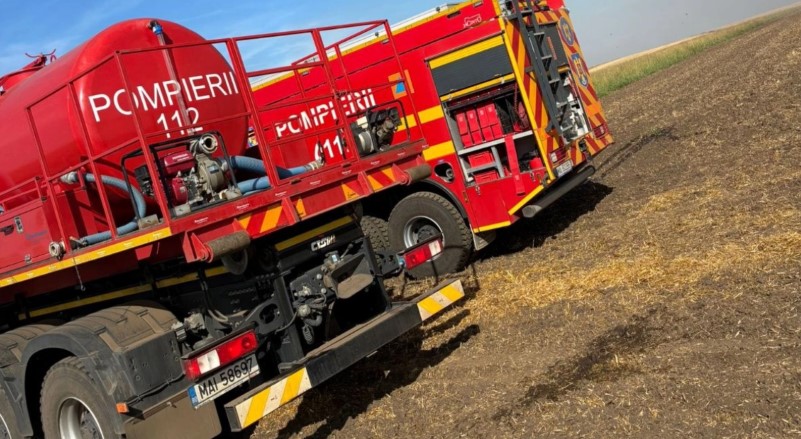 Incendiu puternic la două adăposturi de animale. Mai multe autospeciale au intervenit de urgență - incendiu-adapost-animale-1778221444.webp