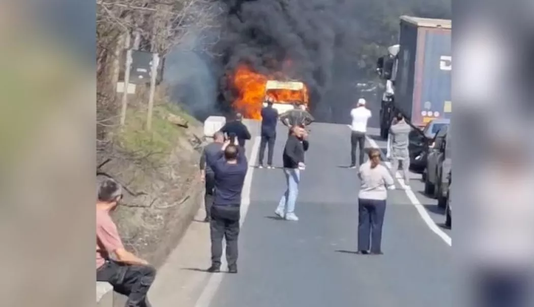 Ambulanță în flăcări pe șosea. Echipajul a scăpat în ultima clipă de explozie - incendiu-ambulanta-1774524891.webp