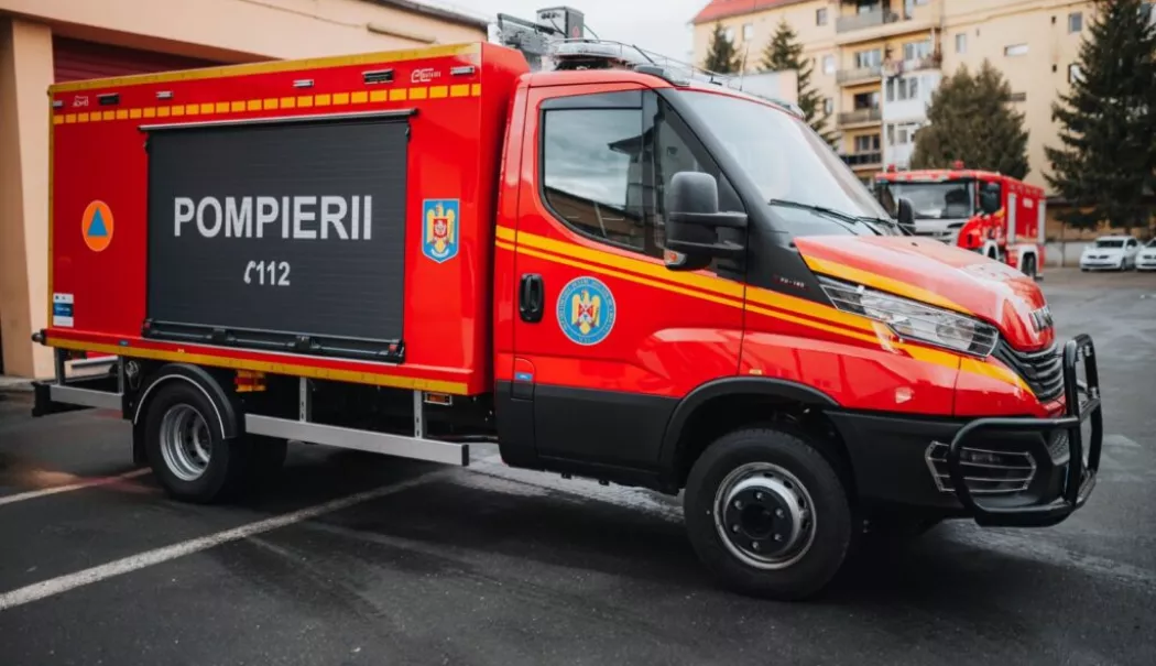Incendiu într-un bloc. 25 de persoane evacuate din cauza unui aparat de gătit uitat aprins - incendiu-aparat-gatit-1774854098.webp