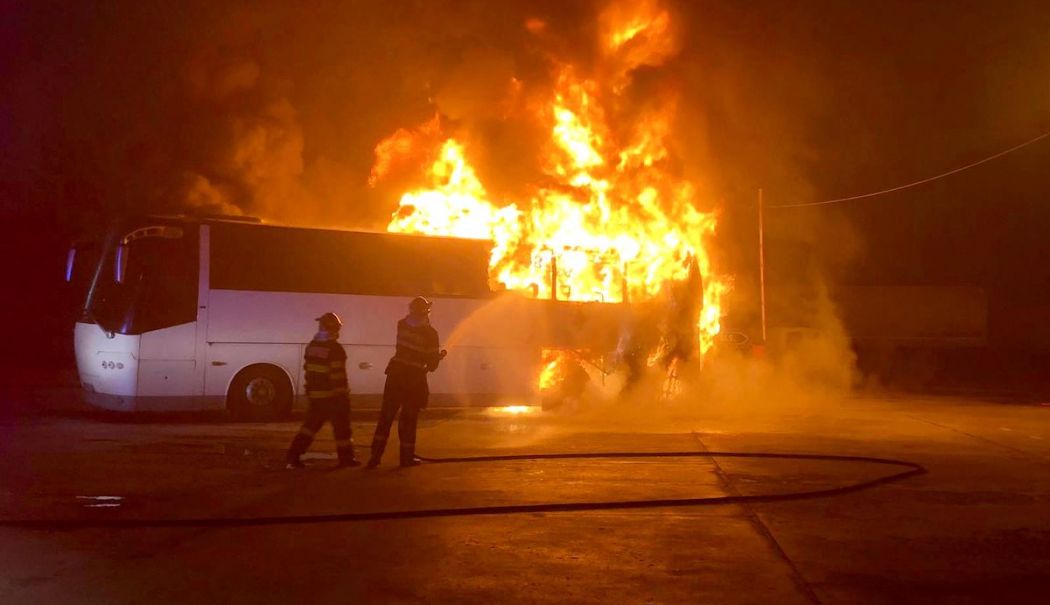 Un autocar a fost cuprins de flăcări în apropiereea unei stații de carburanți. Pasagerii au coborât în siguranță