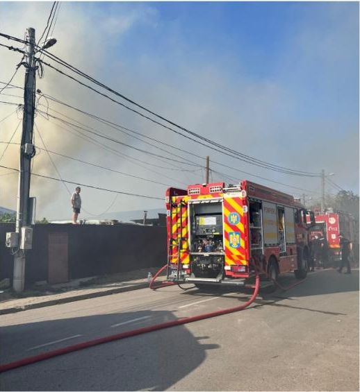 Incendiu puternic la un azil de bătrâni. 40 de persoane au fost evacuate - incendiu-azil-batrani-1722265795.jpg