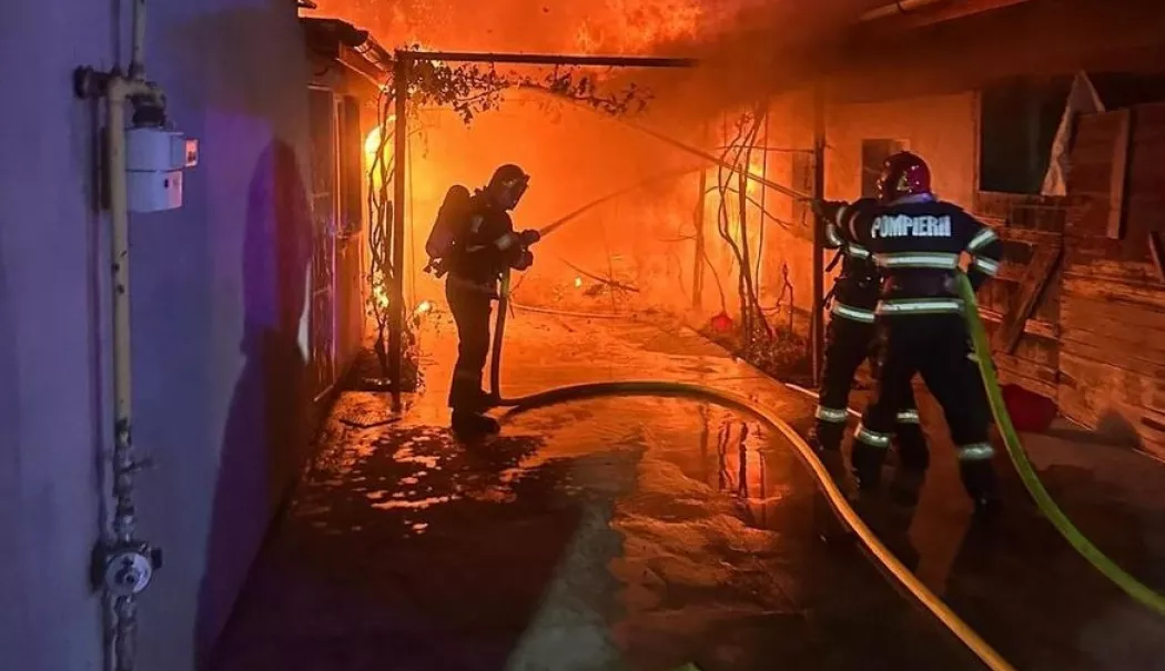 Bărbat rănit după ce a încercat să stingă un incendiu înainte de sosirea pompierilor. Locuință afectată de flăcări