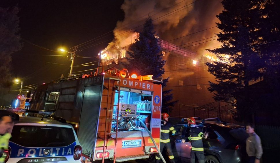 UPDATE Incendiul de pe Aleea Murelor a fost lichidat. Două persoane cu atac de panică au primit îngrijiri medicale - incendiu-bloc-1712770340.jpeg