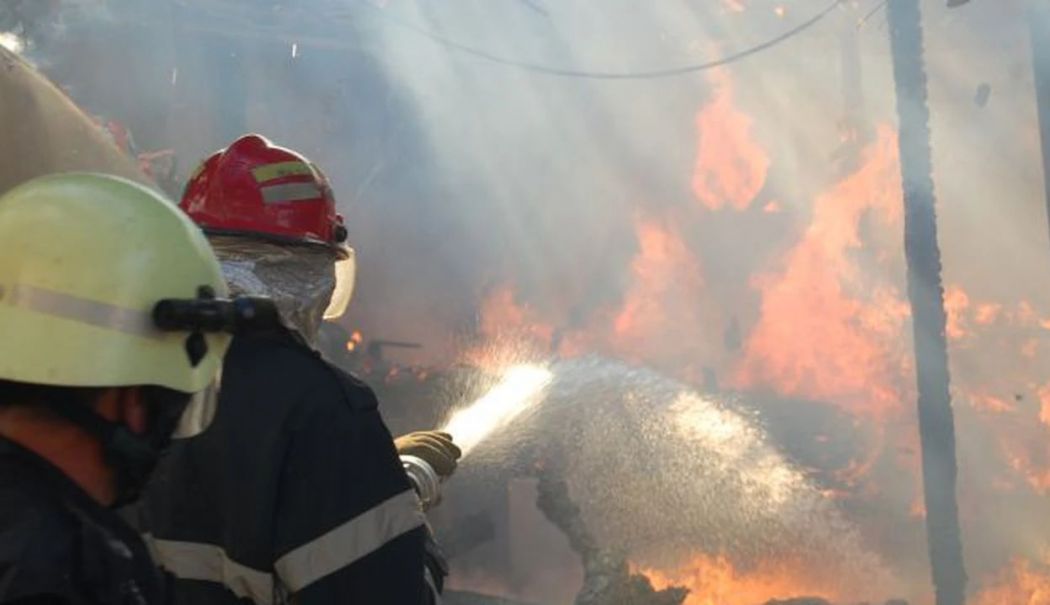 O butelie a luat foc în localitatea 23 August. Există pericol de explozie