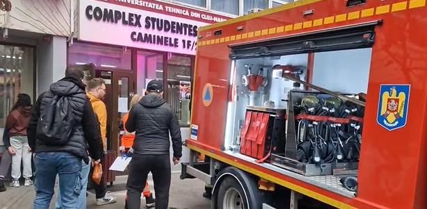 Clipe de groază la un cămin studențesc, după izbucnirea unui incendiu. 130 de persoane s-au autoevacuat - incendiu-camin-1742111578.jpg