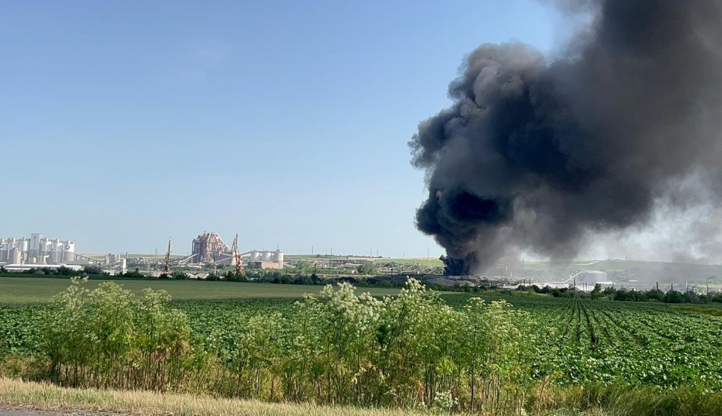 UPDATE Incendiul de la depozitul de anvelope din Medgidia a fost lichidat - incendiu-cauciucuri-1717424410.jpeg