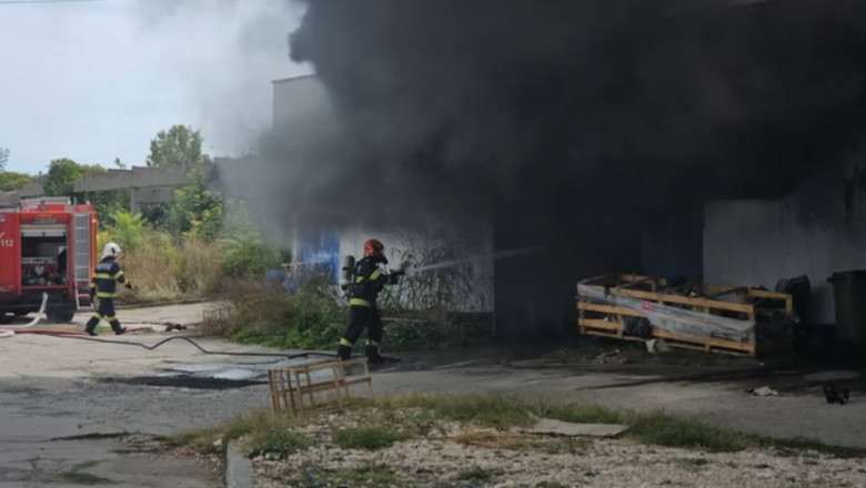Pompierii militari au reușit să stingă incendiul de la depozitul din Costineşti - incendiu-costinesti-1722877196.jpg