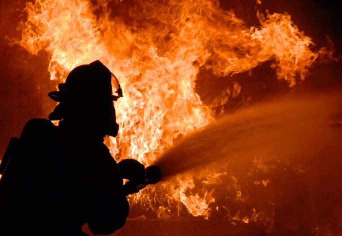 Flăcări și fum dens la un depozit industrial. Pompierii au intervenit ore în șir - incendiu-deva-1774422181.webp