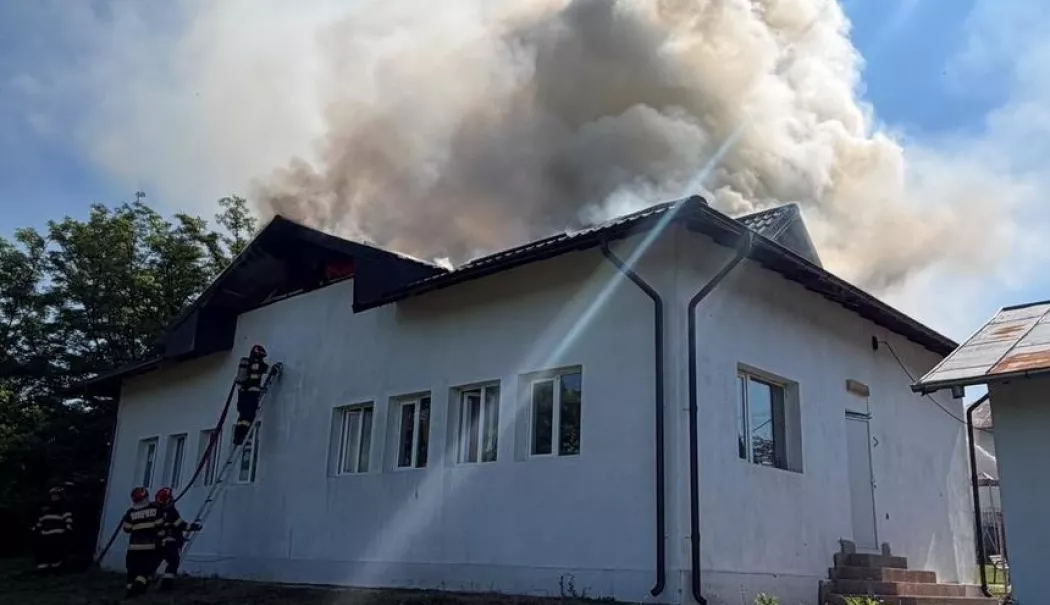 Acoperiș cuprins de flăcări la o grădiniță. 29 de copii s-au autoevacuat - incendiu-gradinita-1780990966.webp
