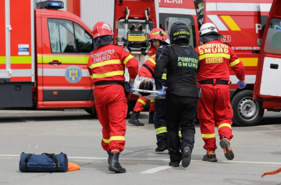 Un bărbat a murit carbonizat într-un incendiu izbucnit în apartament. Soția sa, în stare critică la spital