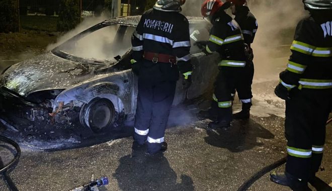O mașină a luat foc pe varianta Ovidiu. Pompierii intervin pentru stingerea incendiului - incendiu-masina-varainta-ovidiu-1707502835.jpg