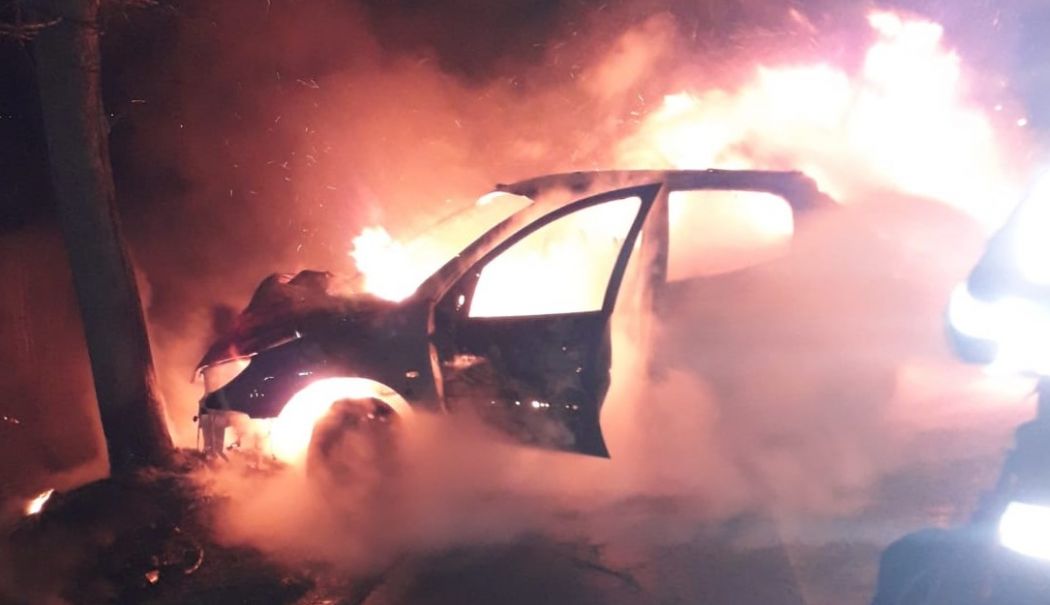 Incendiu puternic în curtea unor firme. Şase autoturisme au fost cuprinse de flăcări - incendiu-masini-1732472929.jpeg