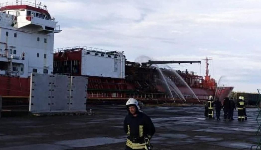 Incendiul de pe nava cu GPL lovită de ruși a fost stins - incendiu-nava-1763463817.jpg