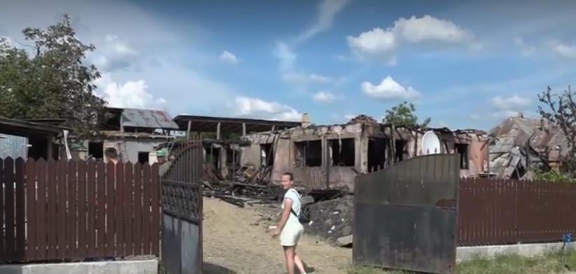 Incendiu cu final tragic. O gospodărie a fost făcută scrum, iar un vecin a murit de teamă că focul îi va cuprinde casa - incendiu-pensionari-1782278807.webp