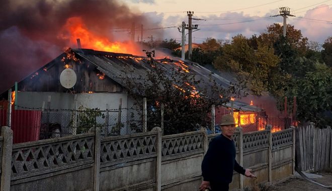 O casă a luat foc în localitatea 23 August. Pompierii intervin pentru stingerea incendiului