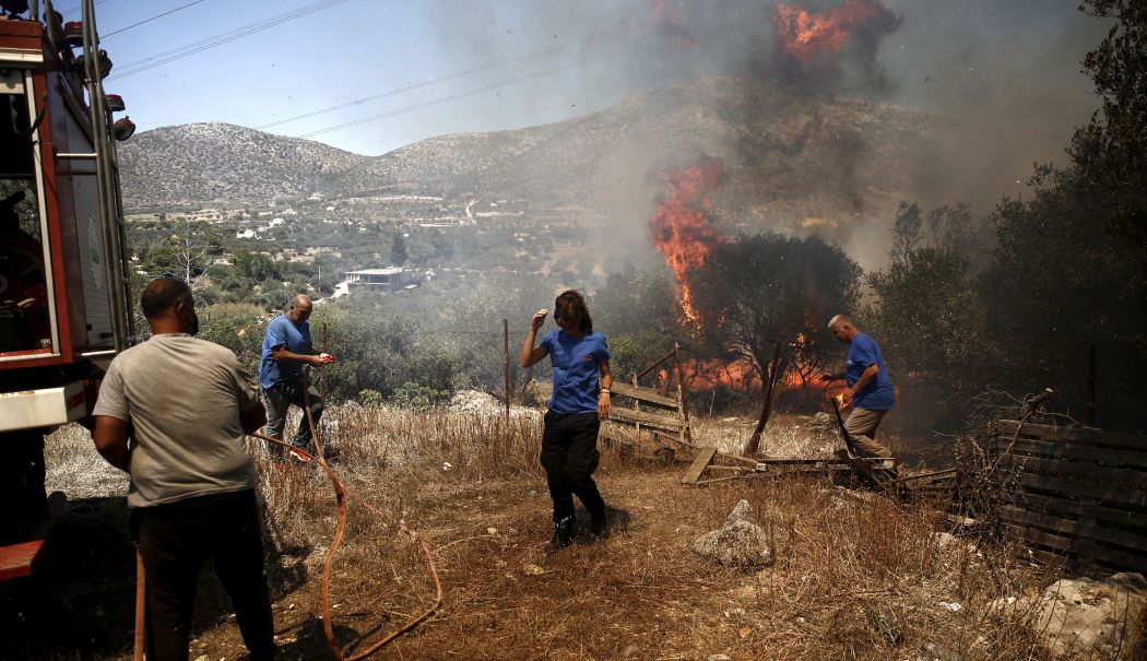 Incendiu de vegetaţie declanşat lângă Atena. Localnicii, forțați să îşi părăsească locuinţele - incendiu-vegetatie-atena-1718816104.jpg