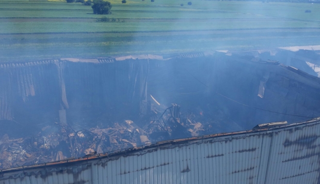 Incendiul de la Dărăști nu a fost stins - incendiu1-1496042445.jpg