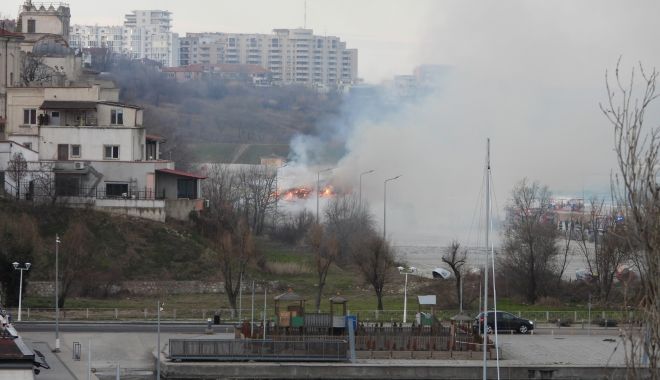 VIDEO: ALERTĂ la Constanţa. Arde o terasă de pe Plaja Modern - incendiu11-1642605330.jpg