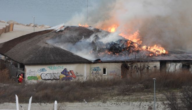 VIDEO: ALERTĂ la Constanţa. Arde o terasă de pe Plaja Modern - incendiu111-1642605252.jpg