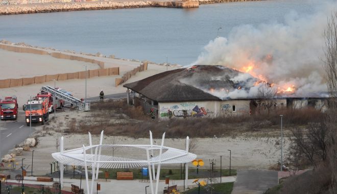 VIDEO: ALERTĂ la Constanţa. Arde o terasă de pe Plaja Modern - incendiu12-1642605226.jpg