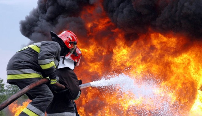30 de tone de fân s-au făcut scrum, azi-noapte, în localitatea Tătaru - incendiu131955128177554200-1351421535.jpg