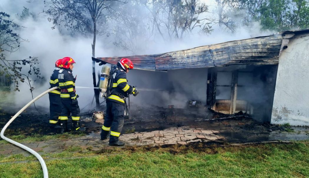 Anexa unei case a fost cuprinsă de flăcări, la Vadu Oii. Pompierii sunt pe drum - incendiu1536x864-1757503464.jpg