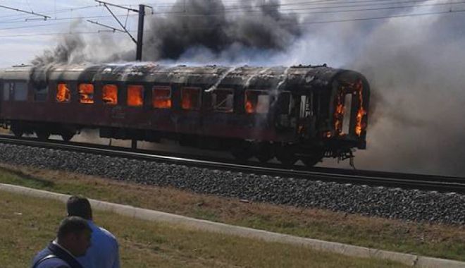 Incendiu la un vagon cu 20 de pasageri la bord: pompierii intervin cu două autospeciale - incendiu2-1523278675.jpg