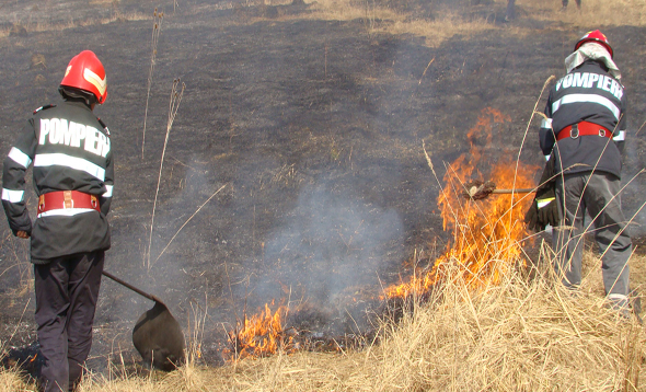 Incendii în 35 de județe: Peste 950 de hectare de vegetație și fond forestier, afectate - incendiu21345912706-1345987719.jpg
