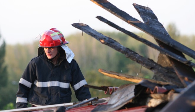 Incendiu lângă biserica din Nisipari - incendiu22-1333550376.jpg