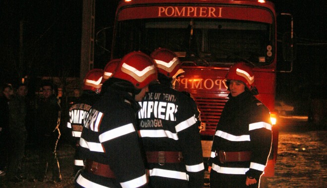 O Dacie a fost mistuită de flăcări, azi-noapte, în Constanța - incendiu22-1335251621.jpg