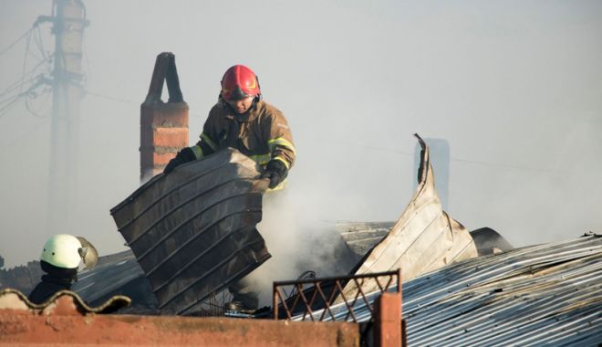 Incendiu devastator la Medgidia.  18 familii au rămas fără case - incendiu3-1518197516.jpg