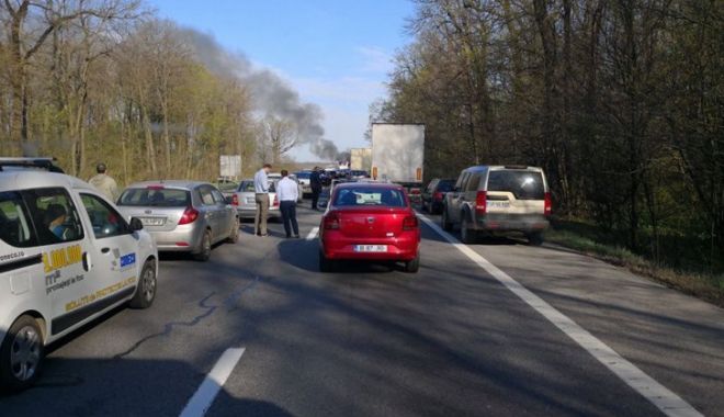 Trafic blocat pe A1 după ce un autoturism a luat foc - incendiu3-1523344997.jpg