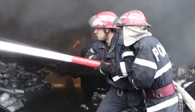 INCENDIU DEVASTATOR. O persoană a murit intoxicată cu monoxid de carbon - incendiu51024x1024-1492665131.jpg