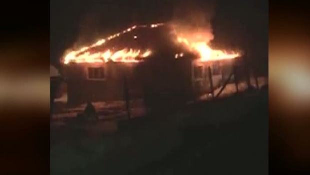 Bebeluș de 9 luni, ars de viu într-un incendiu devastator. Părinții erau la vecini - incendiu68186000-1550649976.jpg