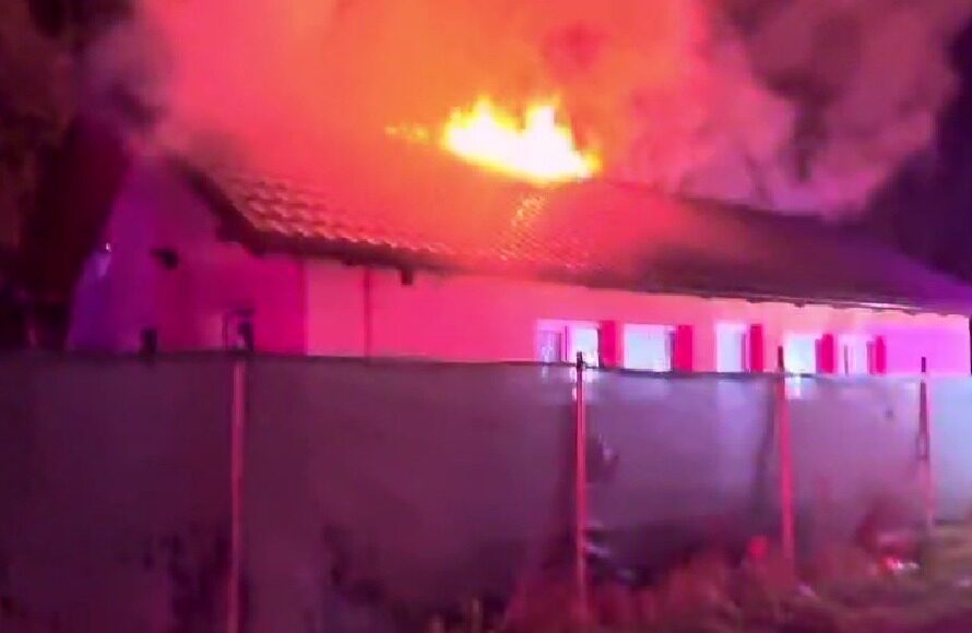 O secție de votare a luat foc. Incendiul a izbucnit la acoperișul căminului cultural - incendiuadunarevaleniidemunte890-1732380567.jpeg