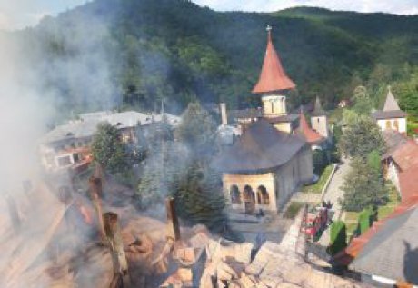 Incendiul catastrofal la Mănăstirea Râmeț, stins după 7 ore - incendiualba247191500-1562389946.jpg