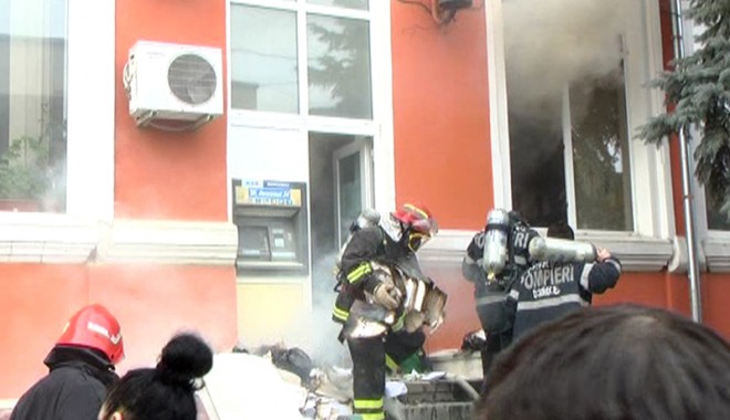 Incendiu la Primăria Medgidia - incendiuarhivaprimariemedgidia7-1361390897.jpg