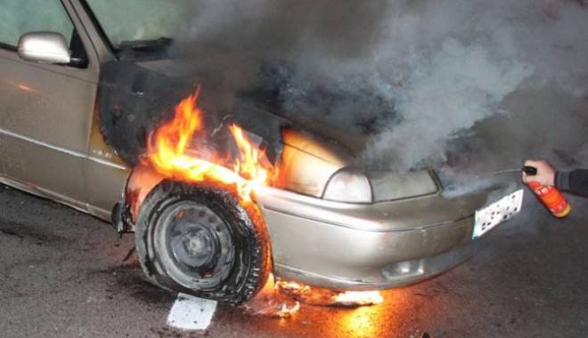 Atac cu mașină capcană în Cairo. Șase polițiști răniți - incendiuauto650x400-1440058888.jpg