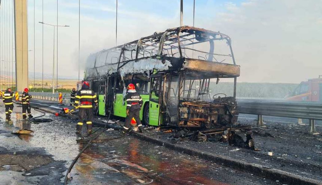 Un autocar a ars în totalitate pe podul de la Brăila - incendiuautocarpod-1721063392.jpg