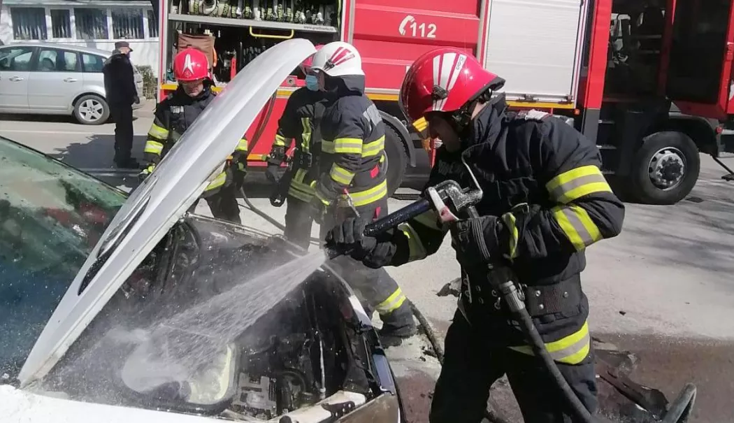 Incendiu în parcarea Metro din Constanța. Un autoturism a luat foc - incendiuautopompieri1-1771509735.webp