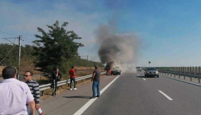 Trafic oprit pe Autostrada Soarelui. O mașină a luat foc - incendiuautostradasoarelui519198-1569757377.jpg