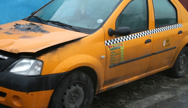 Taxi lovit de două tramvaie. Două persoane rănite - incendiuautoturismtaxistrcrinulu-1364372324.jpg